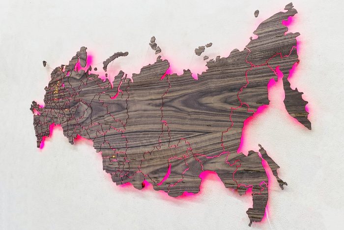 Настенная карта России из дерева Орех Американский со светодиодной подсветкой