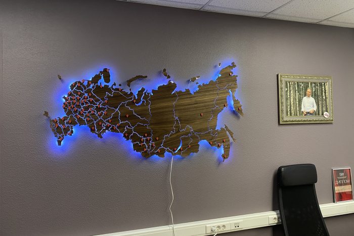 Карта с Крымом из Ореха Американского с гео-метками и RGB подсветкой