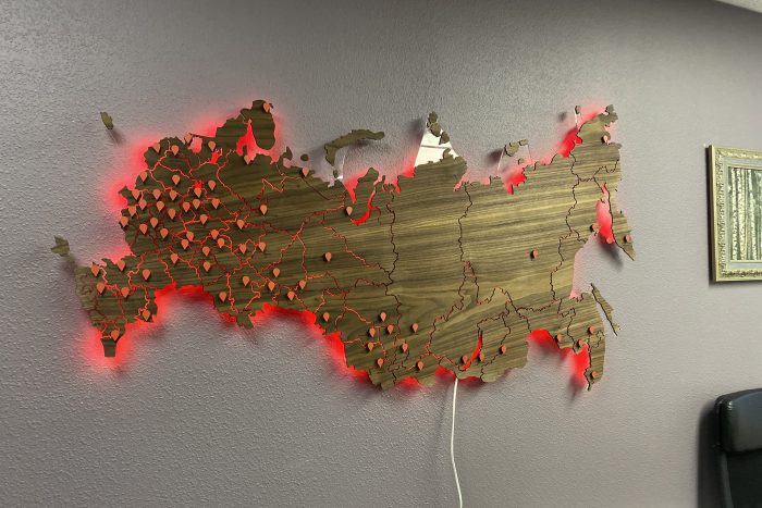 Деревянная карта России с подсветкой в офис, шпон Орех Американский