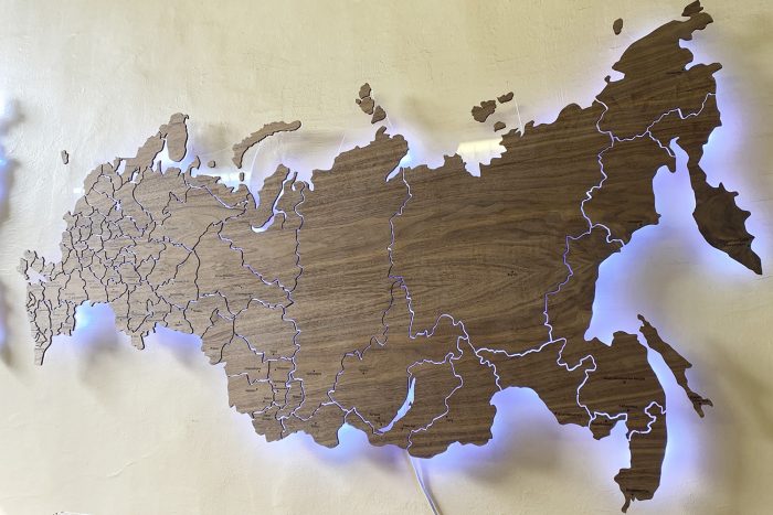 Декоративная карта России 1.5м Орех Американский со светящимися границами между регионами