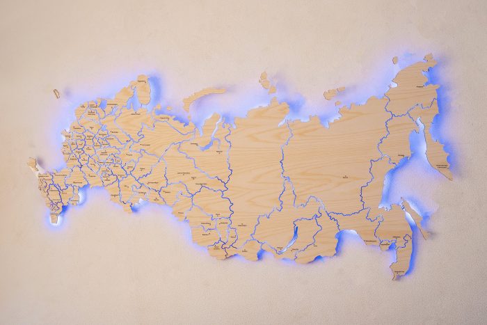 Карта России из светлого шпона Ясень белый с цветной подсветкой