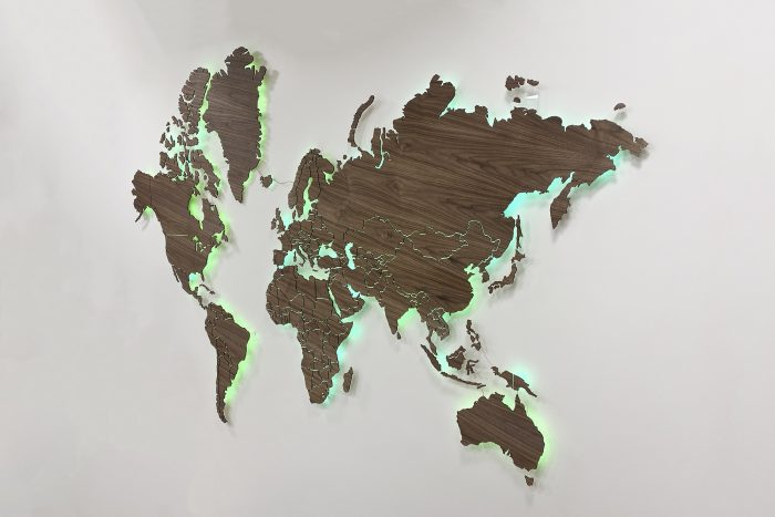 Карта Мира из дерева с многоцветной подсветкой со шпоном Орех Американский
