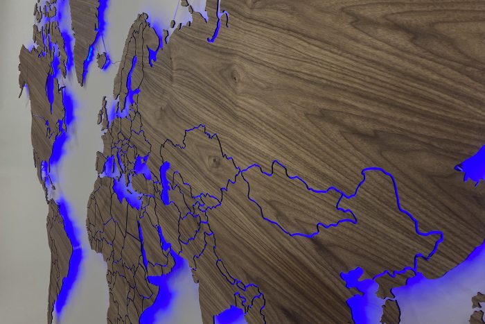 Большая деревянная карта Мира на стену без названий с подсветкой из Ореха Американского