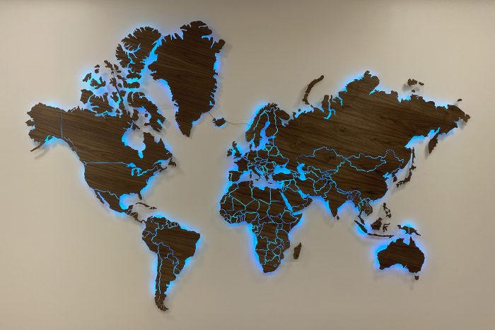 Дизайнерская карта Мира из Ореха Американского с полным зазором и подсветкой между странами