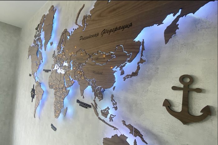 Карта Мира с дополнительными фигурами и океанами, шпон Орех Американский