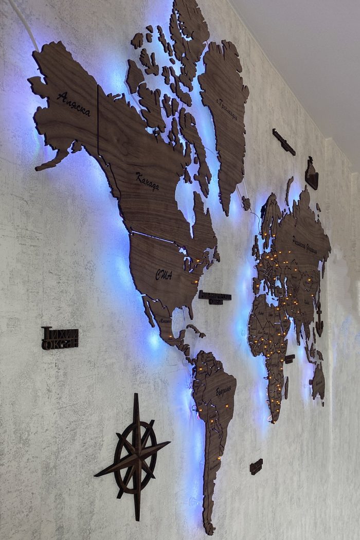 Деревянная карта Мира из Ореха Американского с подписями океанов и розой ветров