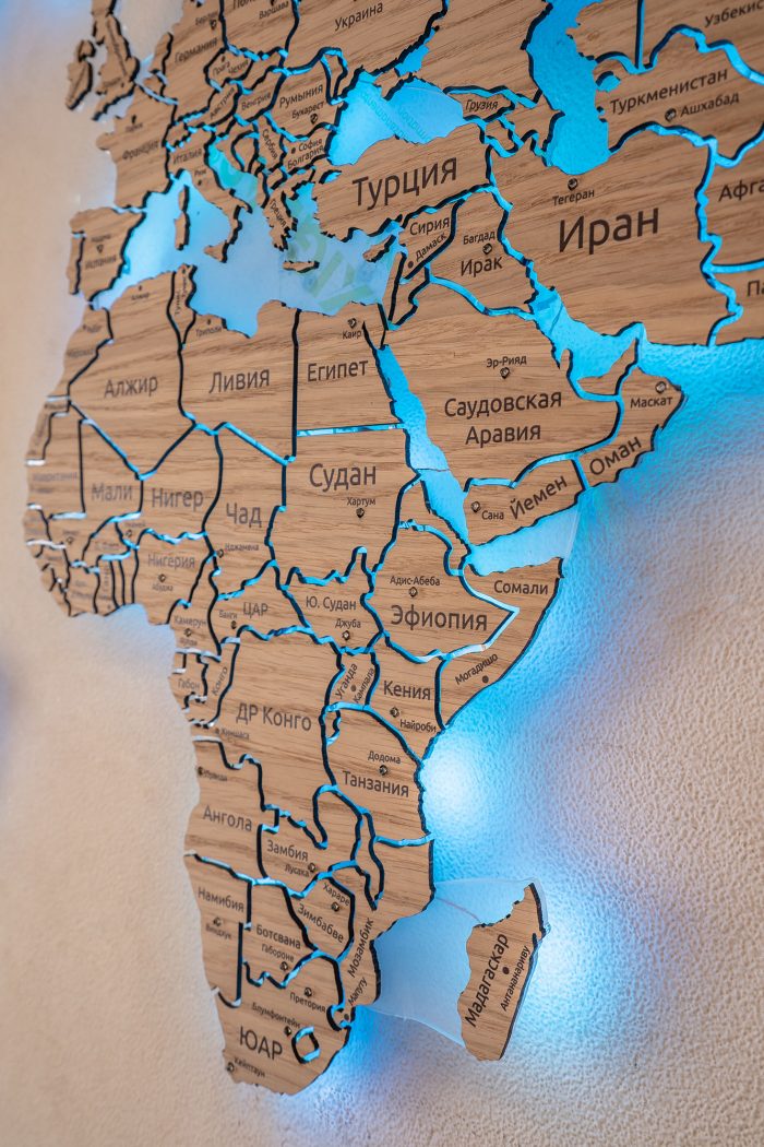 Карта Мира из Дуба с полным зазором между странами и RGB подсветкой