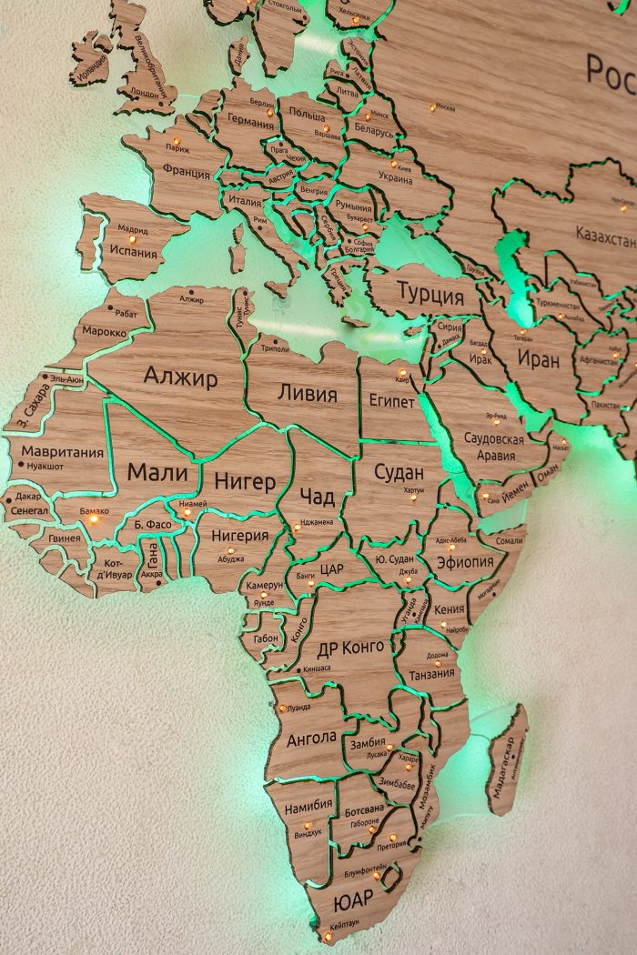 Деревянная карта Мира с янтарной подсветкой столиц и светящимися границами