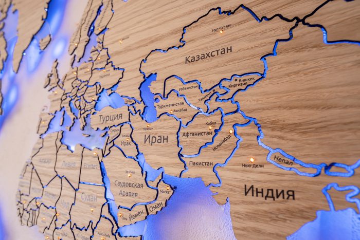 Карта Мира из дерева Дуб со светящимися городами и общей подсветкой