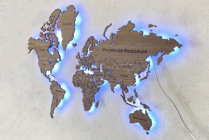 Карта Мира шпонированная Дубом с подсветкой границ между странами