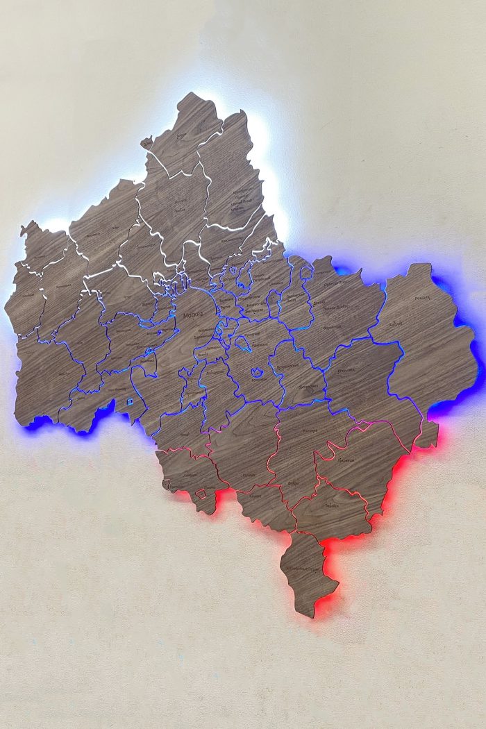 Интерьерная карта Московской области из Ореха Американского с подсветкой флагом России