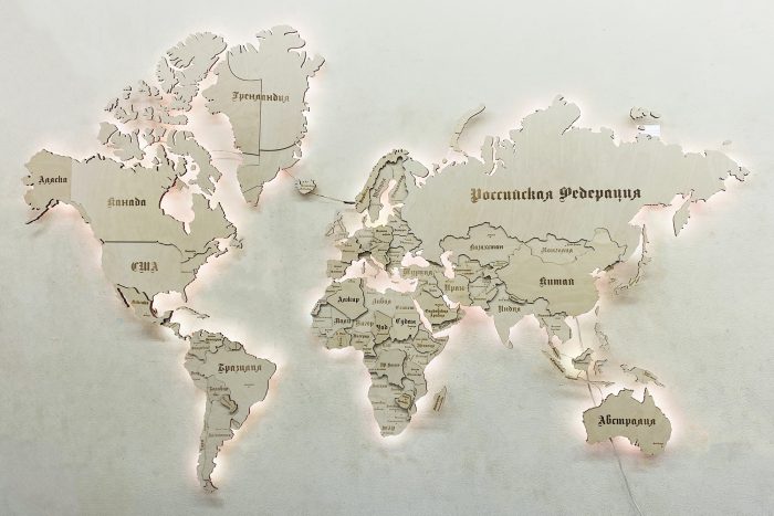 Фанерная карта мира с гравировкой стран и столиц