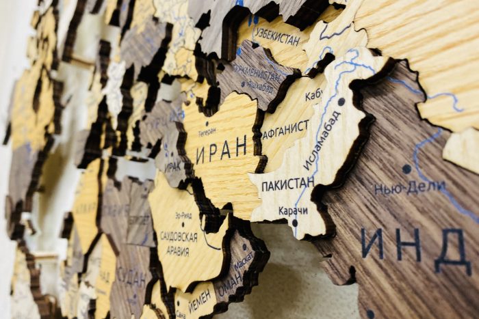 Карта мира деревяная многоуровневая со странами, столицами, реками и озёрами