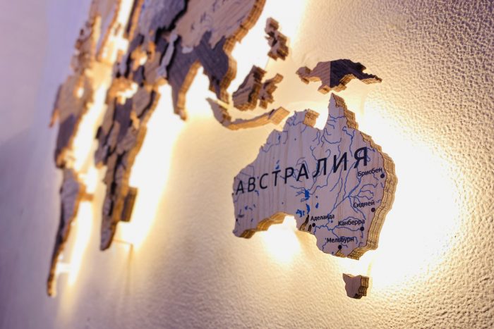 Карта мира с белой тёплой подсветкой