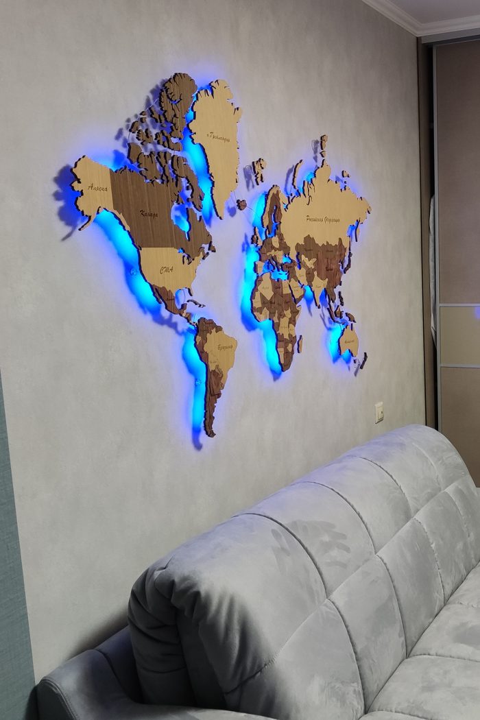 Карта мира из натурального шпона с многоцветной подсветкой