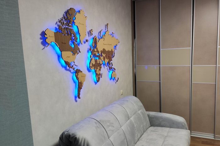Разноцветная деревянная карта мира с подсветкой