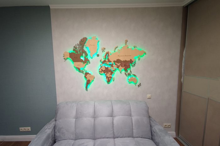 Карта мира из дерева в интерьере помещения