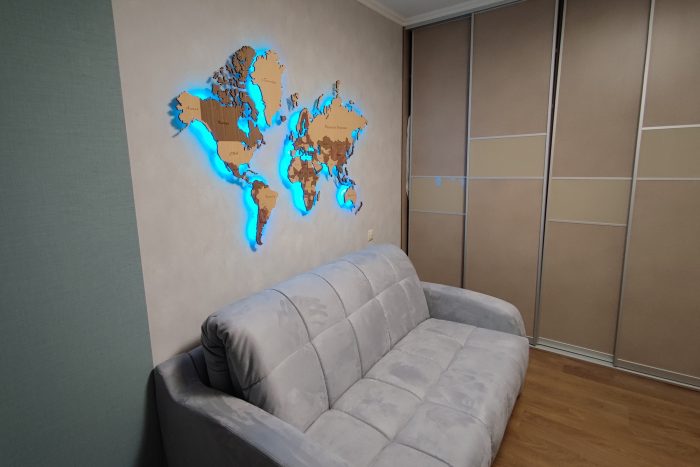 Карта мира деревянная в гостиную комнату