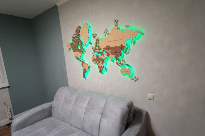 Карта мира в интерьере с многоцветной подсветкой