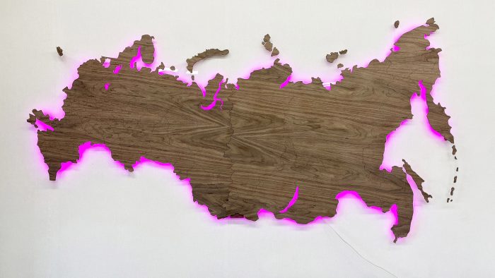 Деревянная карта России с актуальными границами и новыми регионами