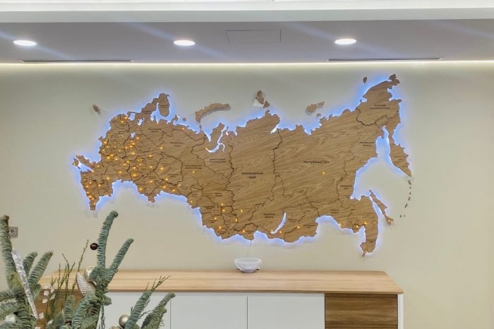 Многоуровневая деревянная карта России