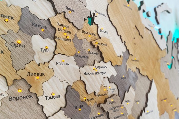 Разноуровневая карта России из дерева