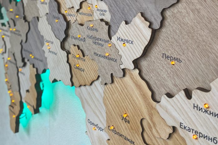Многоуровневая карта России из дерева с подсветкой городов